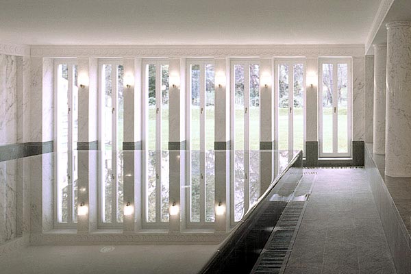 Wandleuchte Schwimmbad, Foto: Ivan Nemec