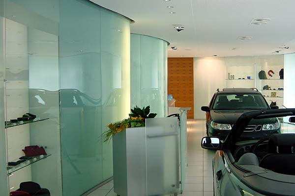 geschwungene Glaswände, Foto: Stefan Fittkau