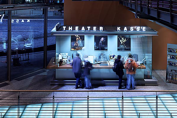 Begehbare und beleuchtete Glasböden, Foto: Simone Rosenberg