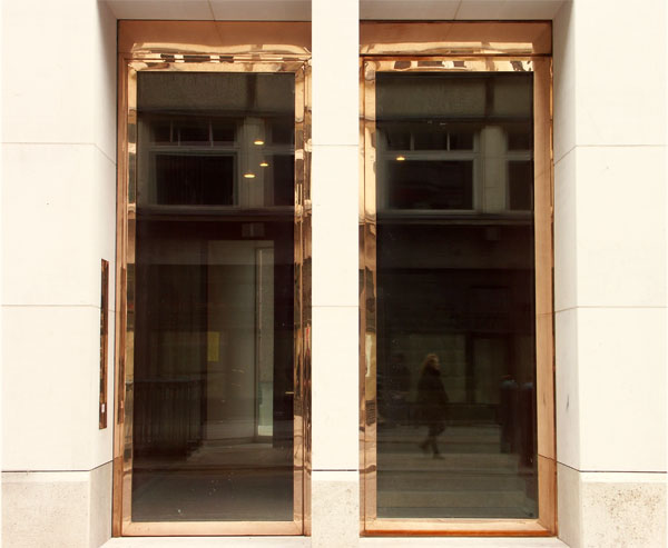 Bronzeschaufenster, Foto: Christian Fittkau