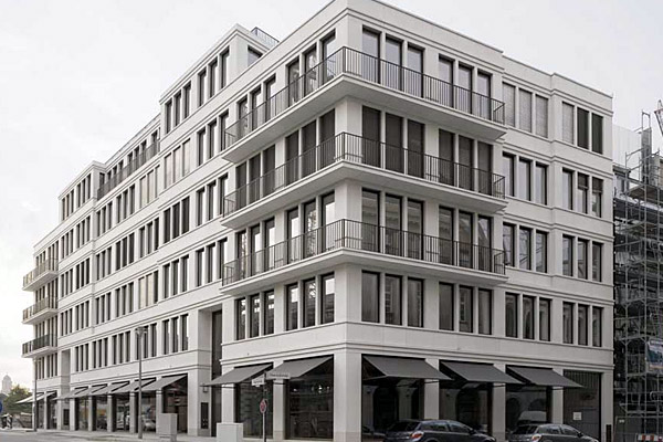 Balkone an Gebäudeecke, Foto: Reihard Schwederski