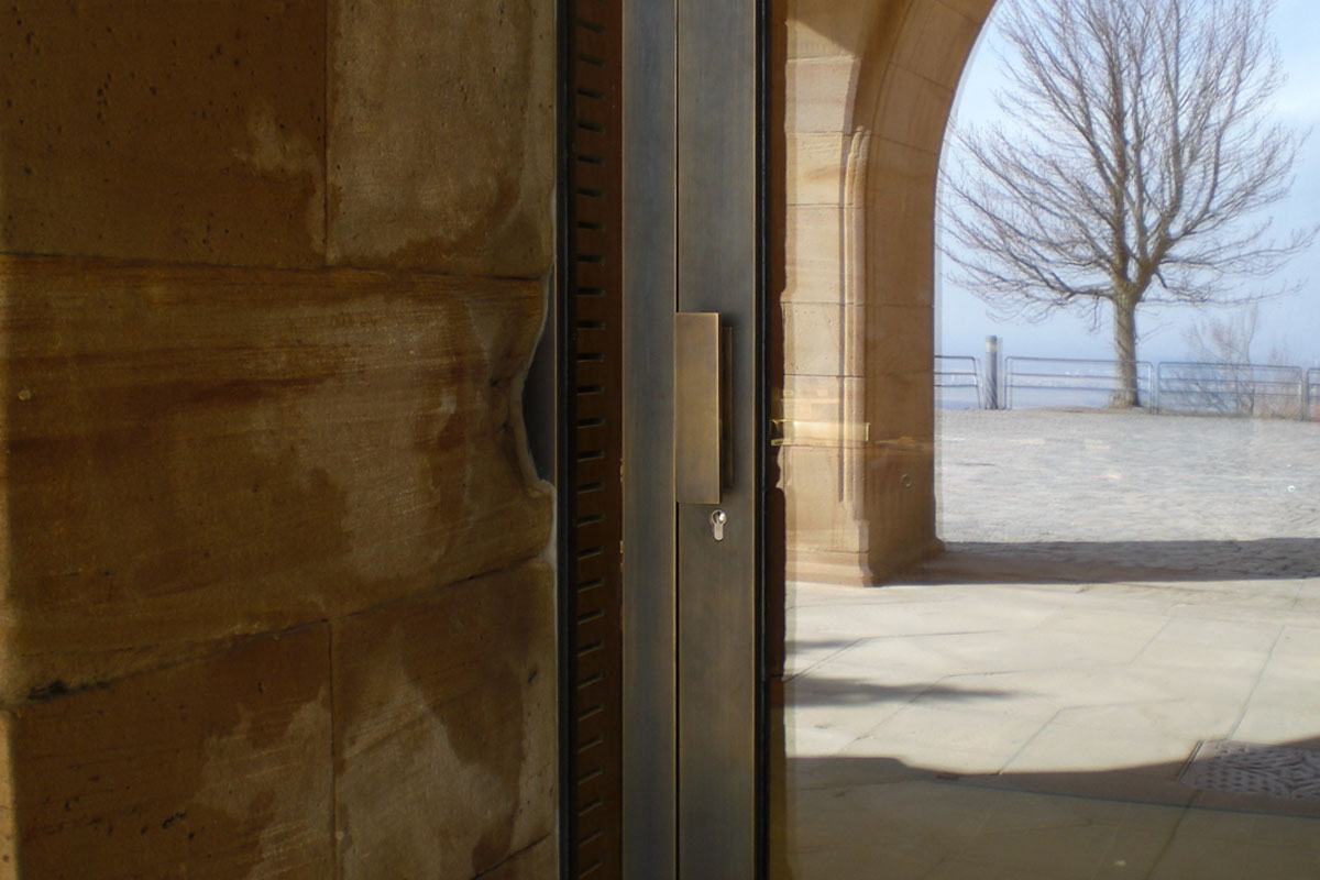 Hambacher Schloss - Bronze-Glastüren, Foto: Stefan Fittkau