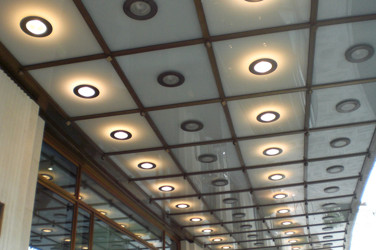 Downlights in Vordach, Foto: Stefan Fittkau