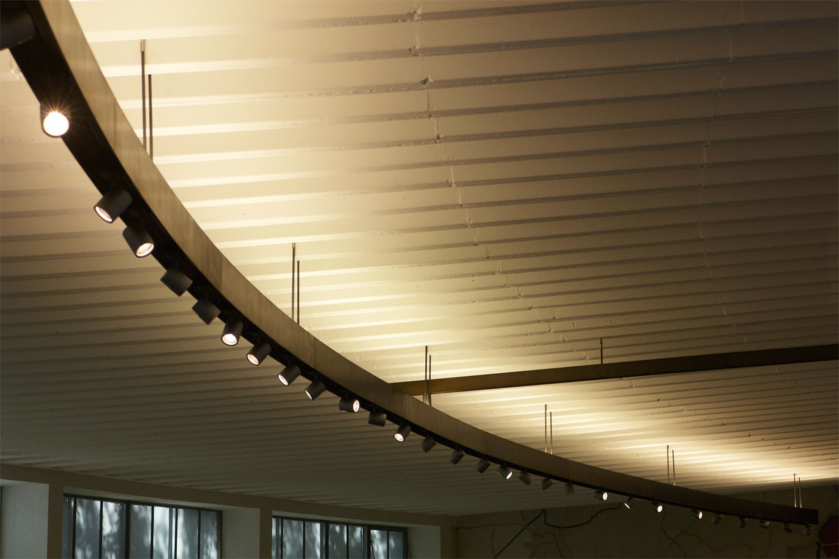 Deckenleuchte aus Baubronze, Foto: Christian Fittkau