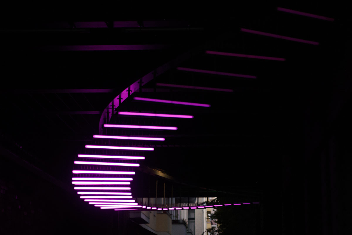 Magentafarbene LED-Röhren, Foto: Christian Fittkau